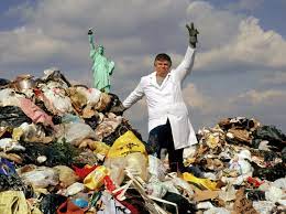 Rathje  sobre pilha de lixo em Nova York
